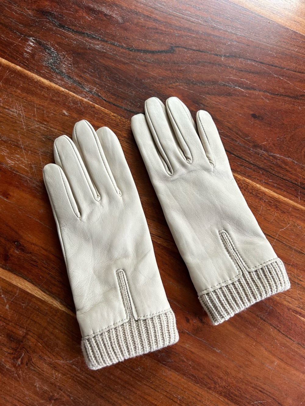 Like new Wilson’s leather cream 100% leather gloves medium